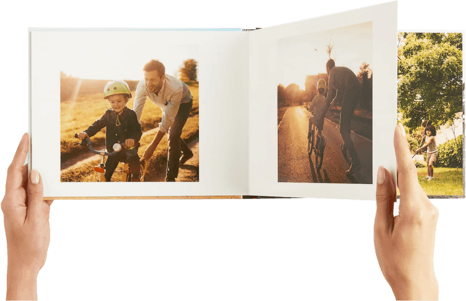 Manos sosteniendo un photobook Kumbuc abierto