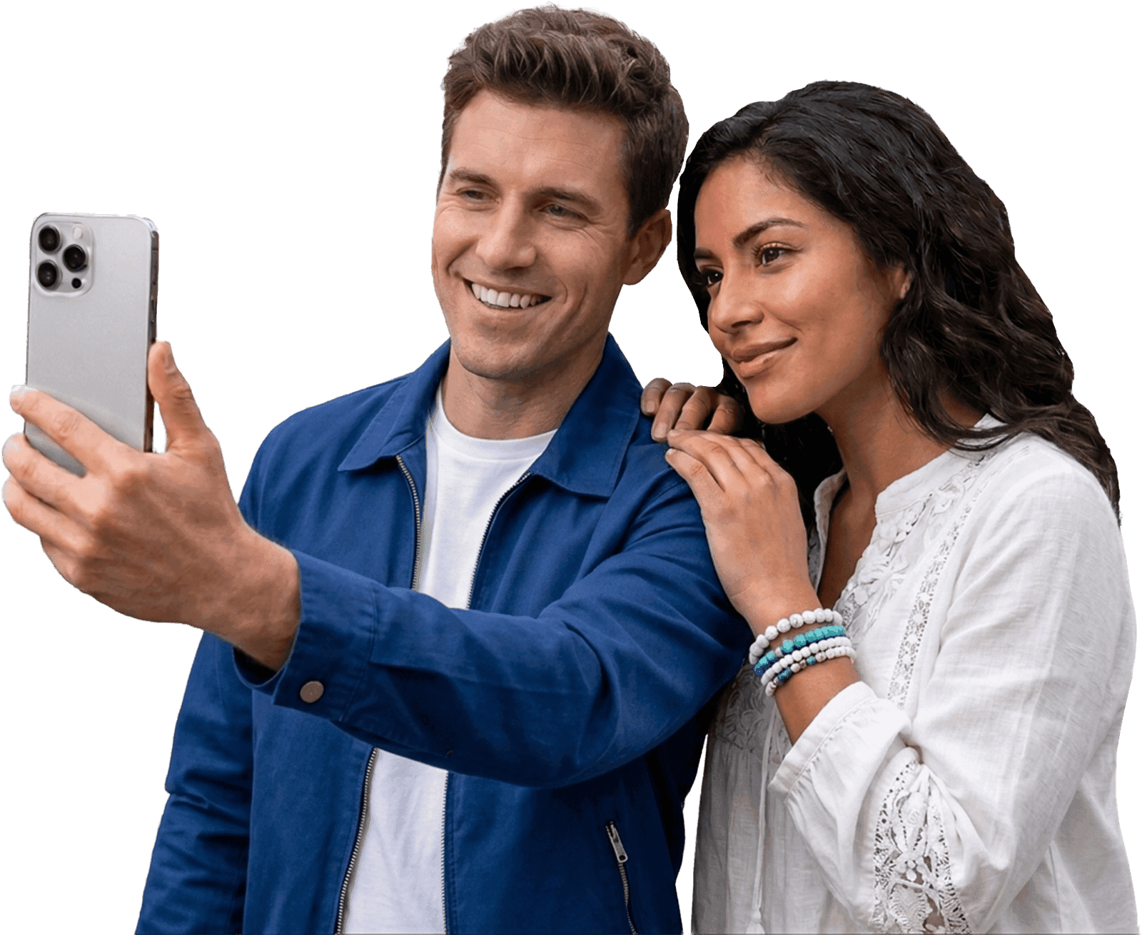 Una pareja tomándose una foto con el celular
