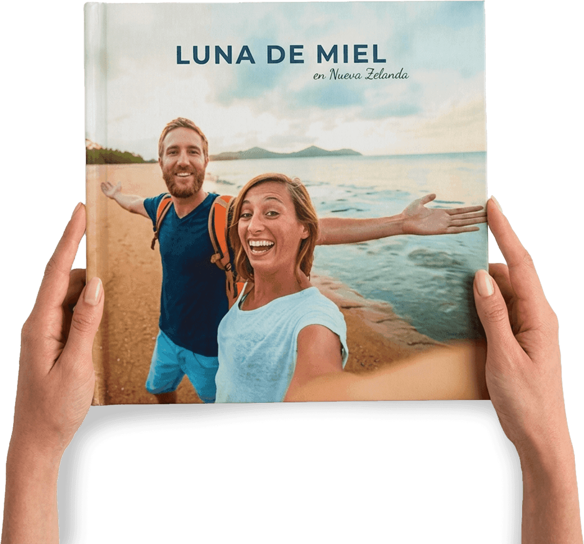Manos sosteniendo un photobook de viaje de Kumbuc